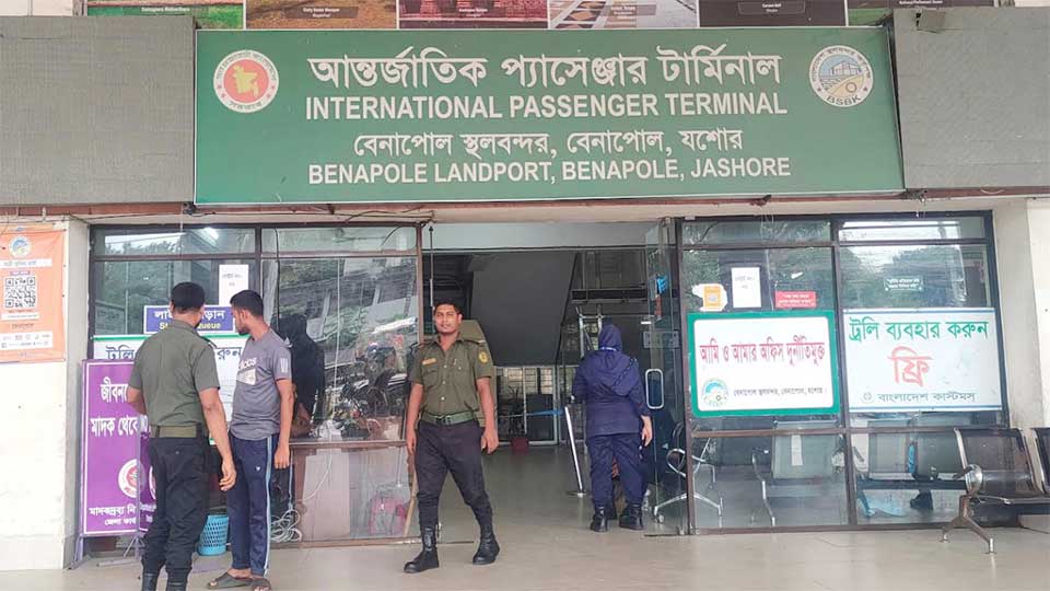 যাত্রী হয়রানি বন্ধে বেনাপোল চেকপোস্ট ইমিগ্রেশনকে দালালমুক্ত ঘোষণা